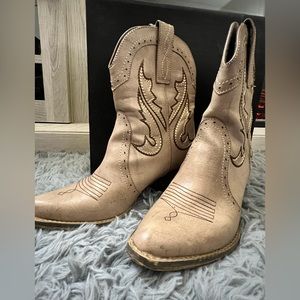 Very Volatile Women’s Cowboy Boots in Taupe